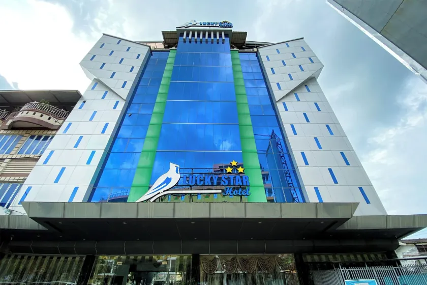 Lucky Star Hotel Near Harbour Bay Batam - Image 1