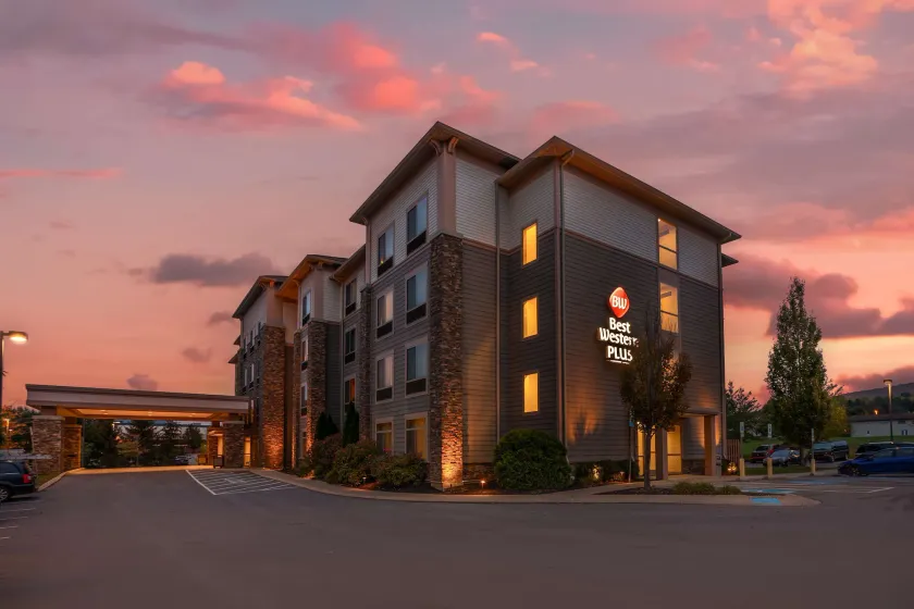 Best Western PLUS University Park Inn & Suites - Image 1