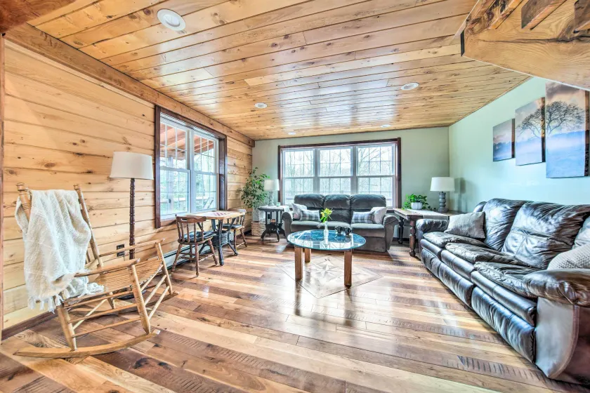 'Rose Valley House': Yard, Deck + Game Room! - Image 1