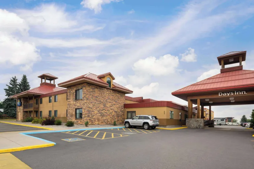 Days Inn & Suites by Wyndham Bozeman - Image 1