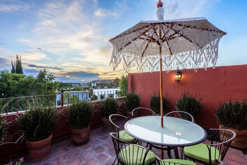 3BR Garden Home with Rooftop & Garage in Centro San Miguel de Allende - Image 1