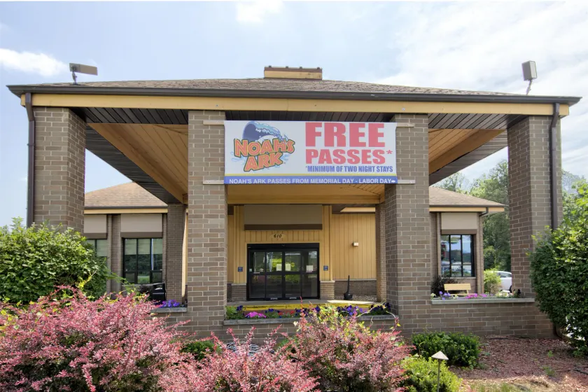 Best Western Ambassador Inn & Suites - Image 1