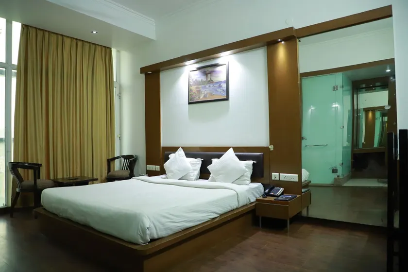 Hotel Parth Inn - Image 1