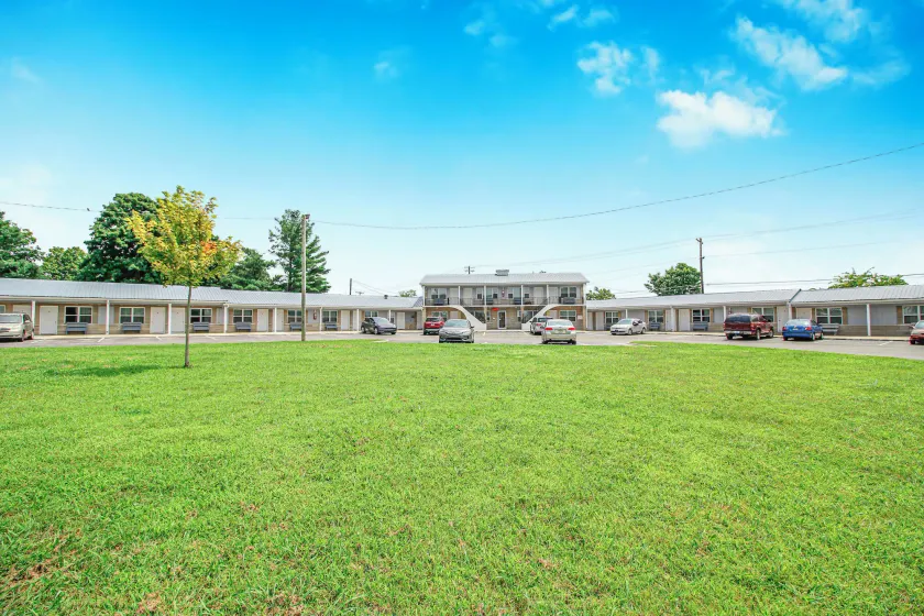 Horse Cave Motel - Image 1