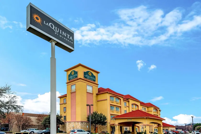 La Quinta by Wyndham DFW Airport West - Bedford - Image 1
