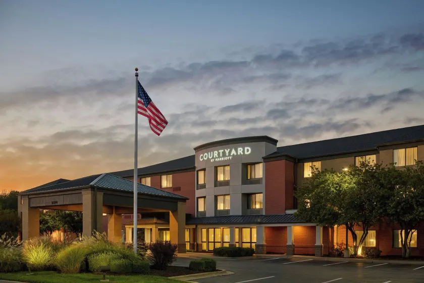 Courtyard by Marriott Kansas City Shawnee - Image 1