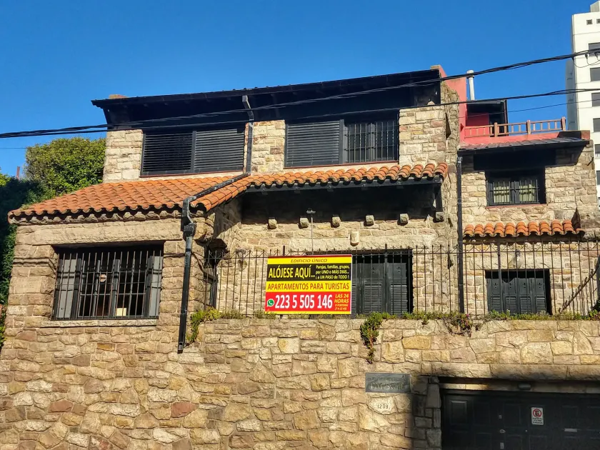 EDIFICIO ÚNICO Mardel - Deptos Low Cost equipados 30 m de la costa y 350 m del centro Cerca de todo! - Image 1
