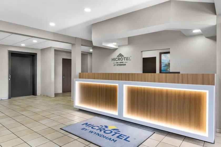 Microtel Inn & Suites by Wyndham Prairie du Chien - Hall