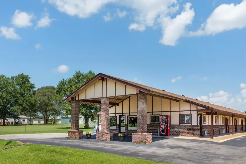 Americas Best Value Inn Chanute - Image 1