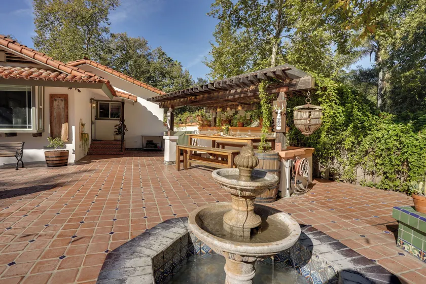 Spacious Courtyard & Spanish Charm: Silverado Home - Image 1