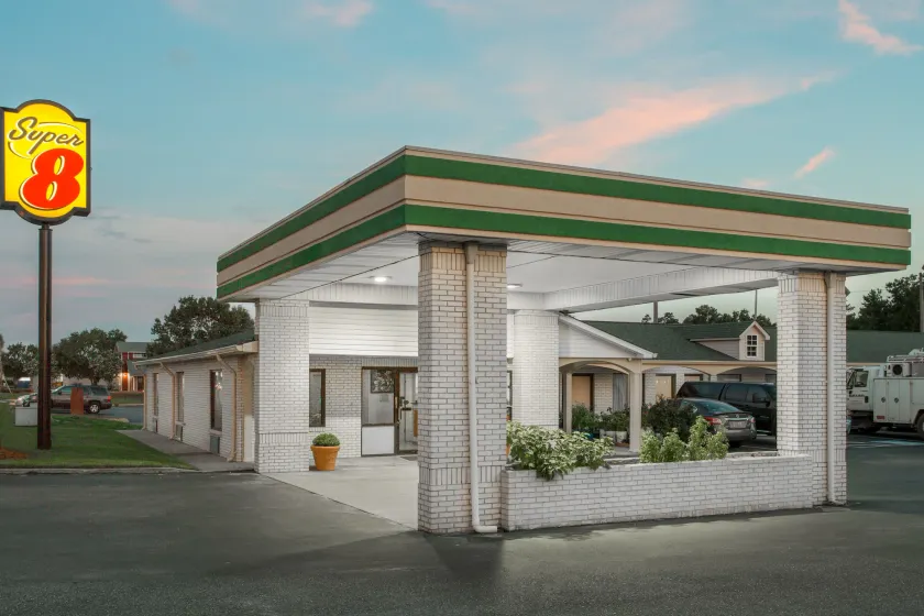 Super 8 by Wyndham Sumter - Image 1