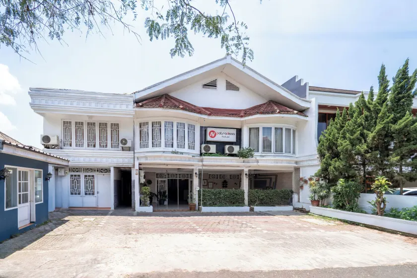 Rehat at Hotel Patradissa Stasiun Bandung - Image 1