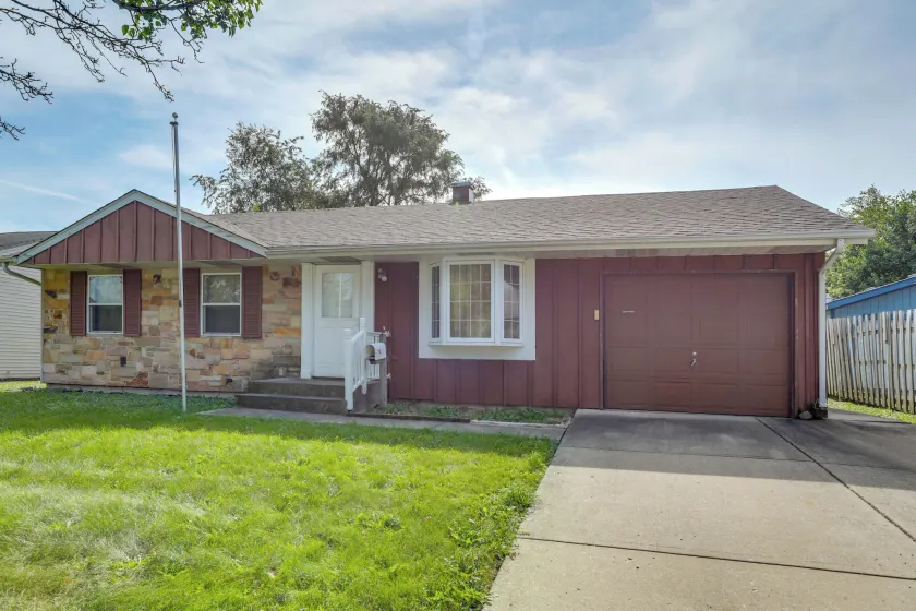 Glendale Heights Home With Office and Backyard! - Image 1