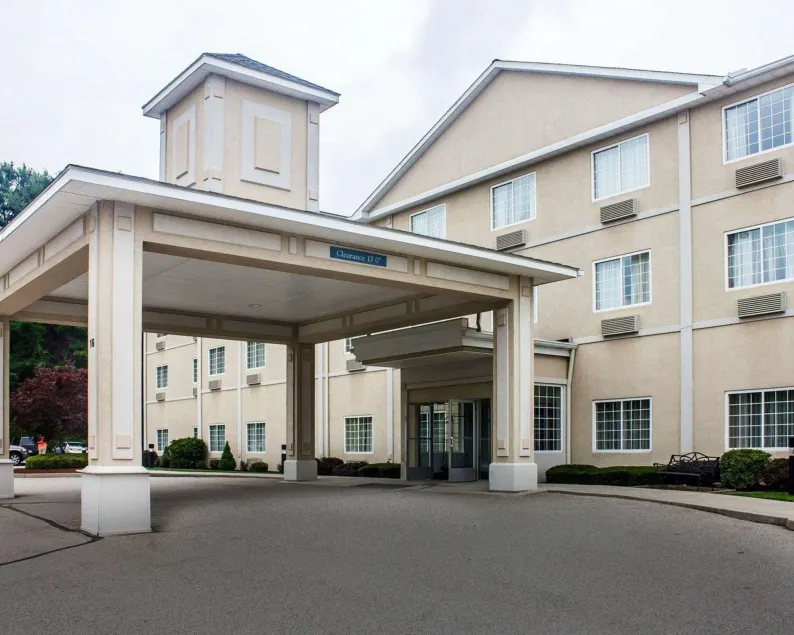 Comfort Inn & Suites - Image 1