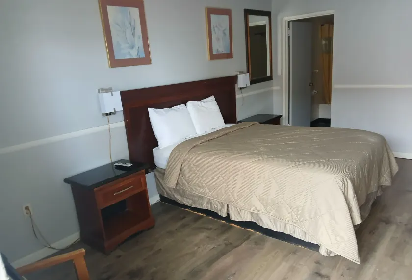Travelers Inn - Image 1