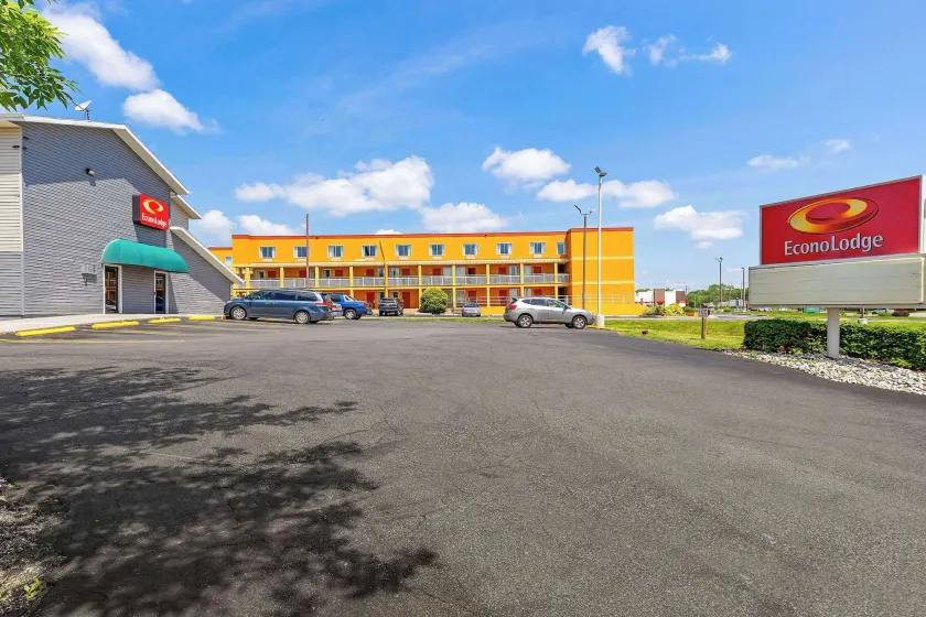 Econo Lodge Akron Copley Northwest - Image 1