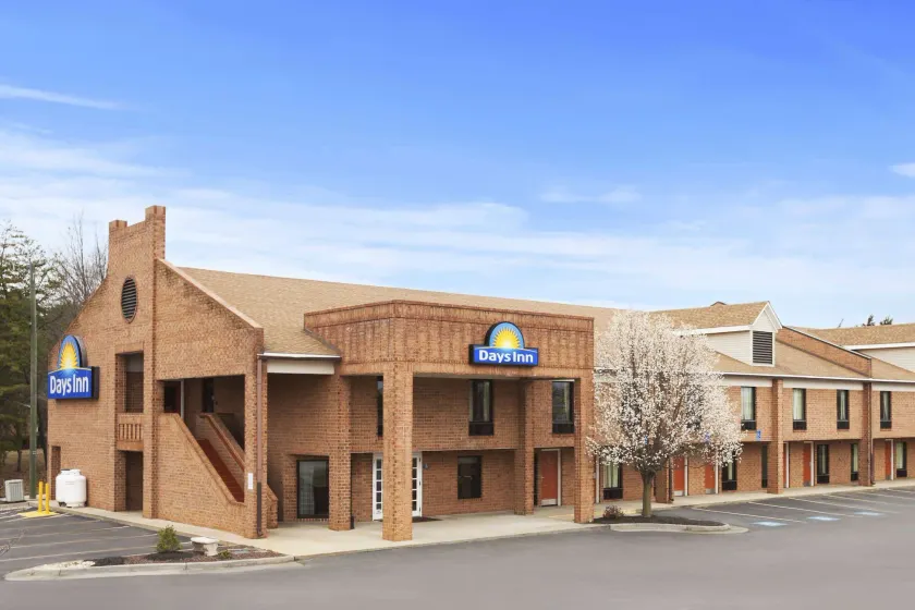 Days Inn by Wyndham Farmville - Image 1