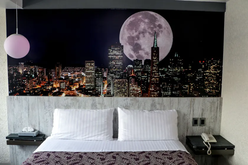 Hotel La Luna - Image 1
