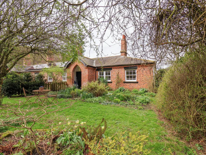 Cottage avec jardin et terrasse - Image 1