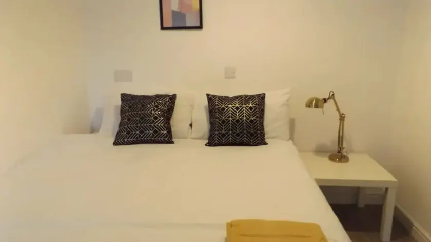 Room in Guest Room - Large Room in Coventry - Image 1