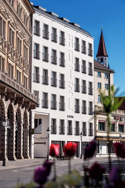 Louis Hotel - Image 1