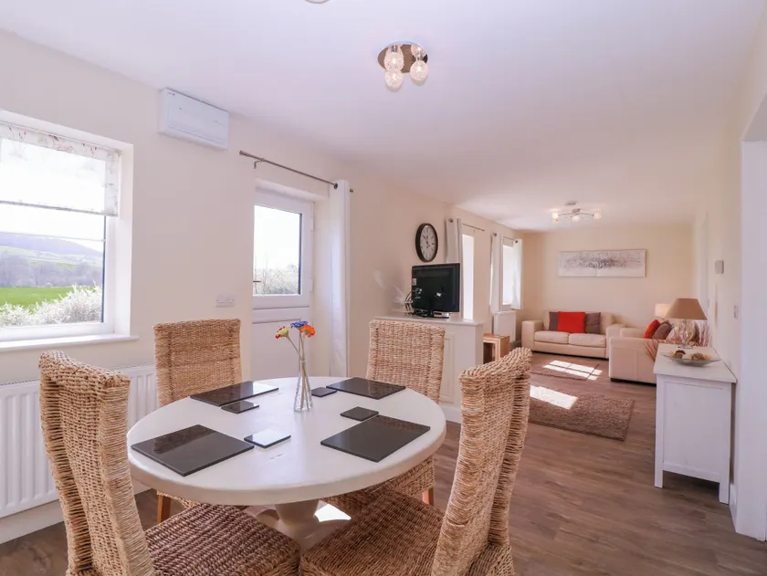 Country Cottage - Image 1