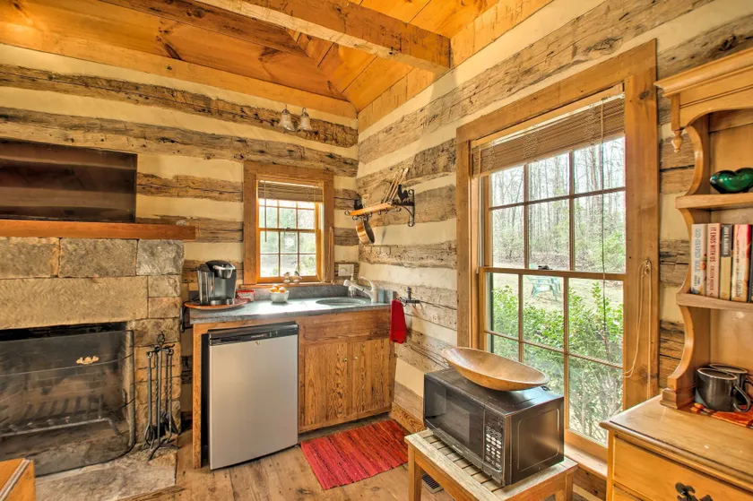 Numerous On-Site Trails: Earlysville Wooded Cabin - Interiør