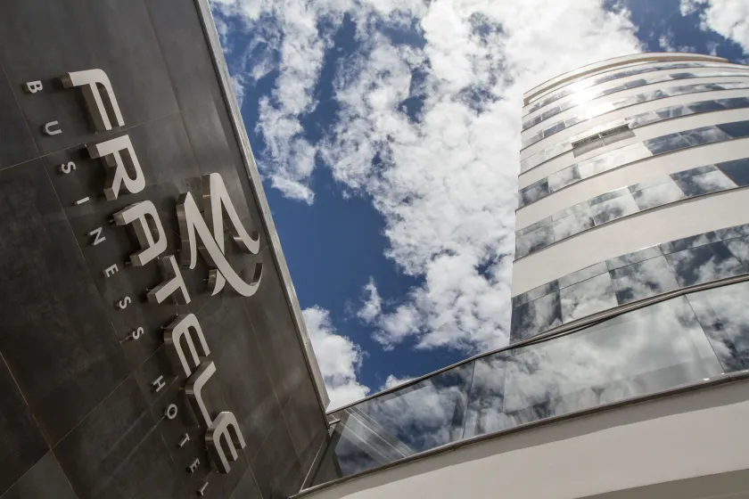 Fratele Business Hotel - Image 1