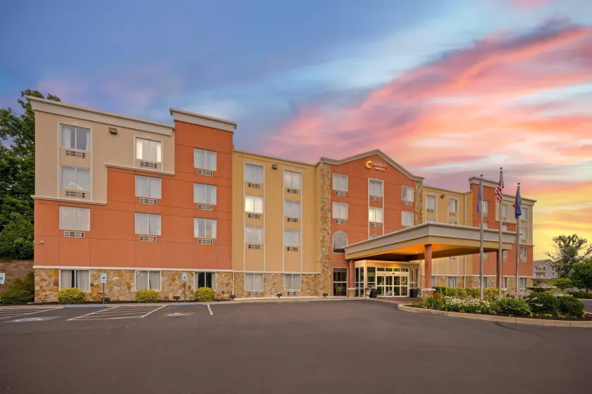Comfort Suites Near Gettysburg Battlefield Visitor Center - Image 1