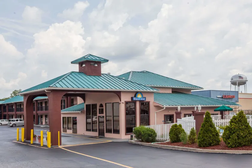 Days Inn by Wyndham Jackson - Image 1