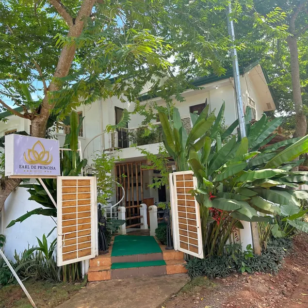 Earl De Princesa Hotel - Image 1