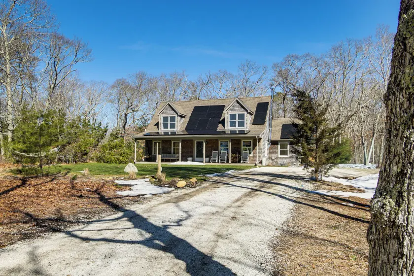 Walk to Lake Tashmoo! Cape Gem w/ Deck & Fire Pit - Image 1
