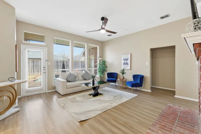 Spacious and Modern 4B Retreat with Pool in Frisco - Image 1