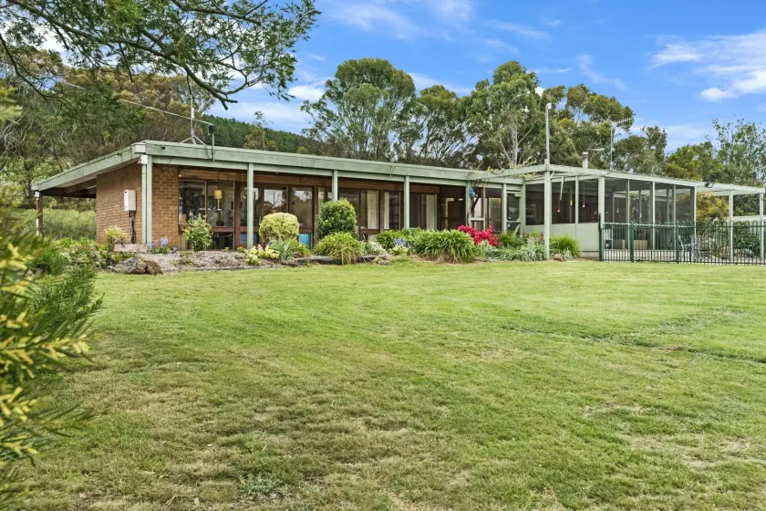 Gisborne Peak Guest House - Charming Retreat | Vineyard Stay Macedon Ranges - Image 1