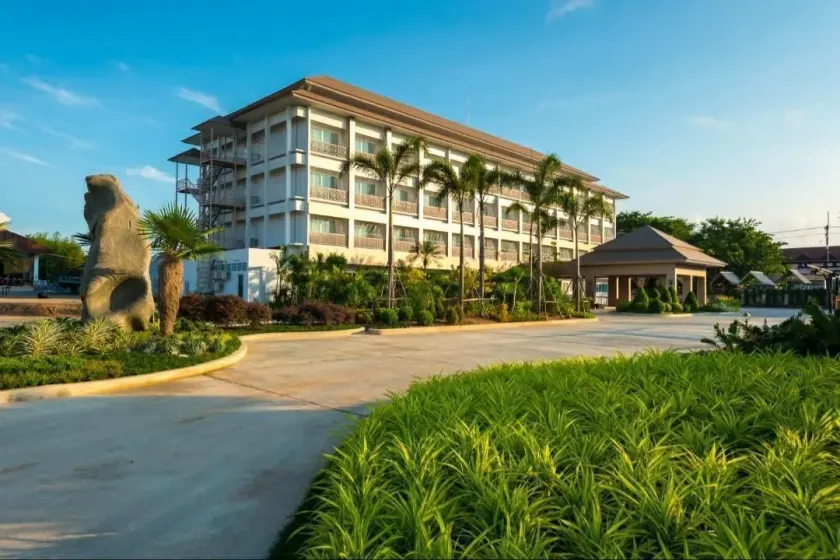 Swan Lake Hotel Sattahip - Image 1