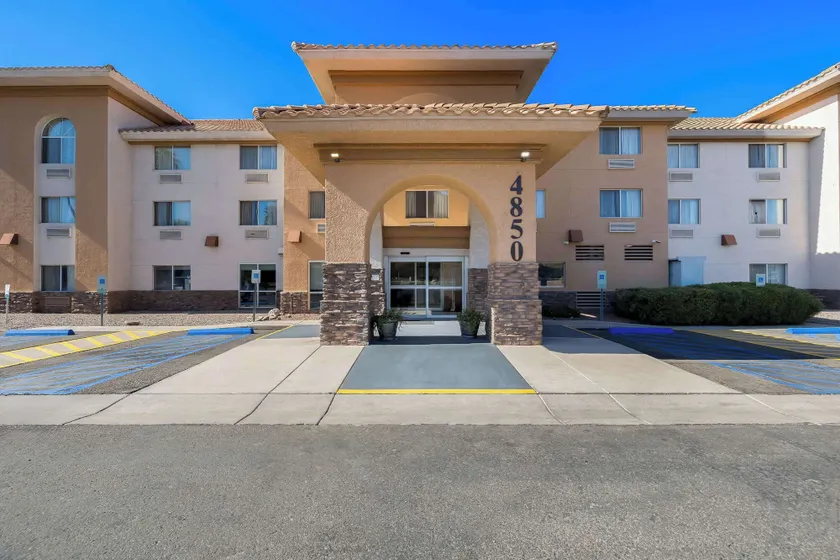 Comfort Inn & Suites near Kino Sports Complex - Image 1