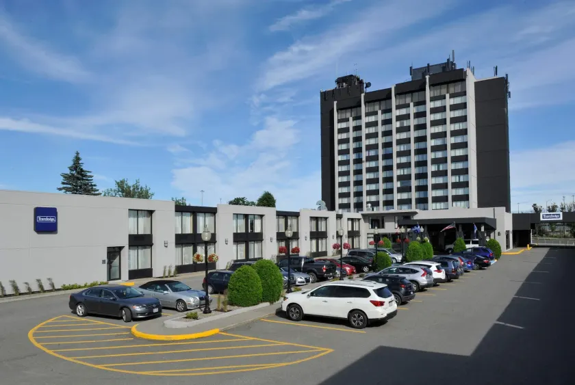 Travelodge by Wyndham Quebec City Hotel & Convention Centre - Image 1