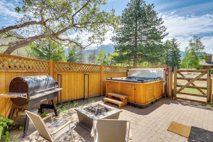 Historical Mtn-view Getaway w/ Hot Tub in Sandy! - Image 1