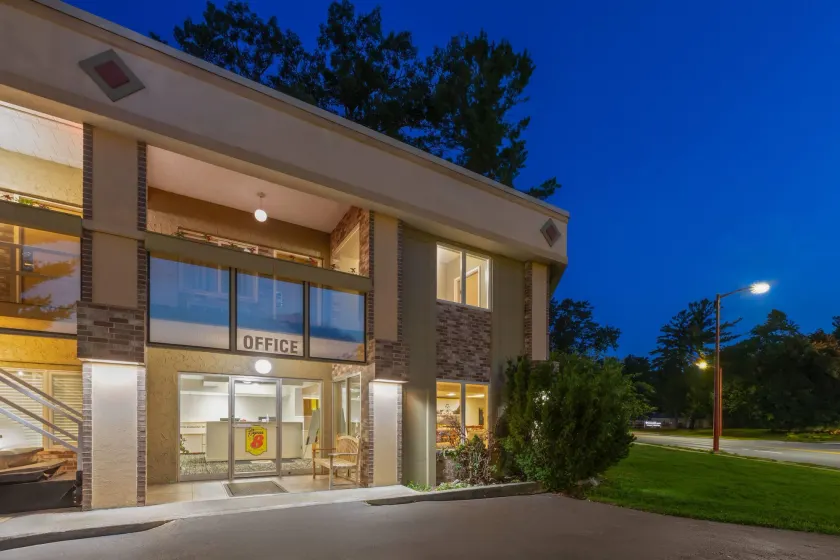 Super 8 by Wyndham Traverse City - Image 1
