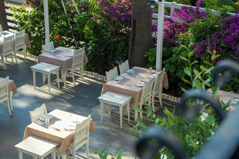 Sea Breeze Hotel and Apartments - Image 1