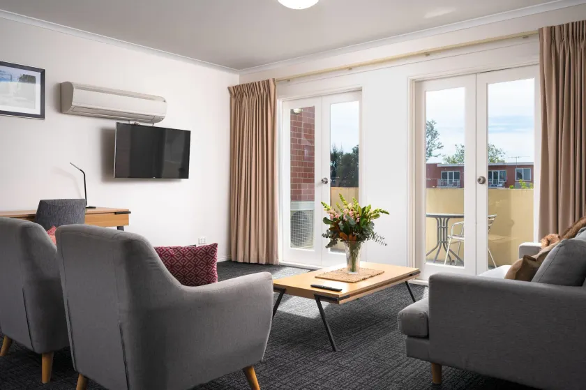 MainStay Suites Kew - Image 1