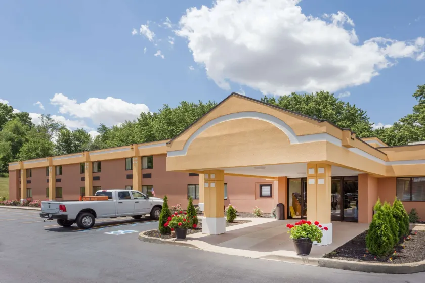 Super 8 by Wyndham Logansport - Image 1