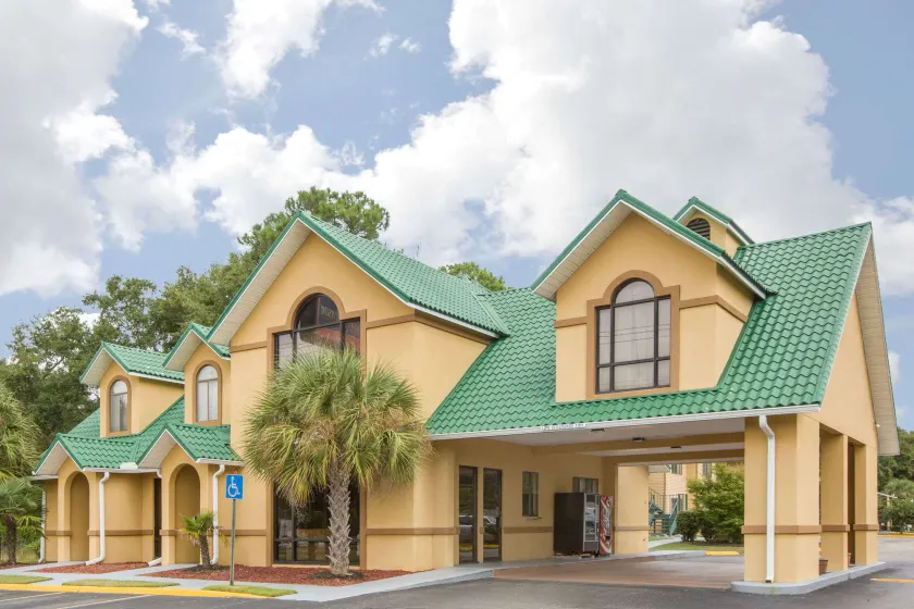 Howard Johnson by Wyndham Dothan - Image 1