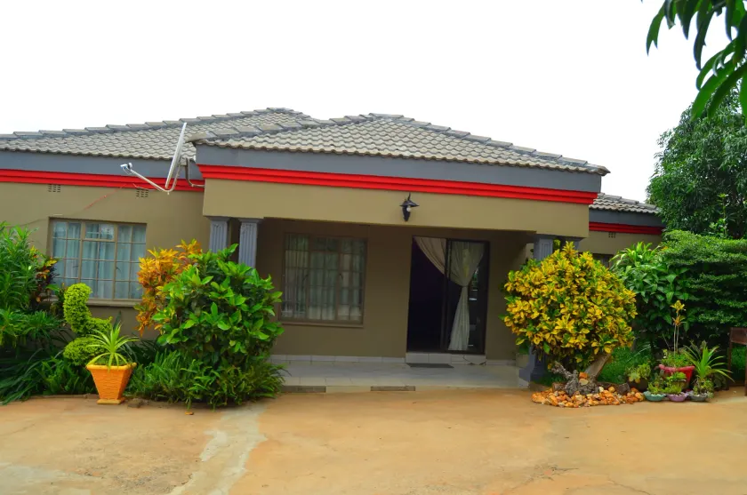 Chobe Kulotu Guest House - Image 1