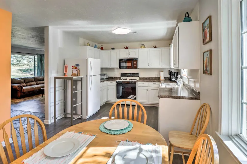 'the Old Parsonage' Pindall House w/ Patio! - Innvendig