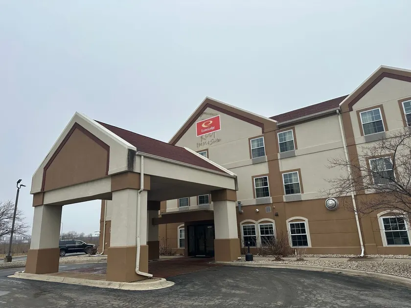 Econo Lodge Inn & Suites - Image 1