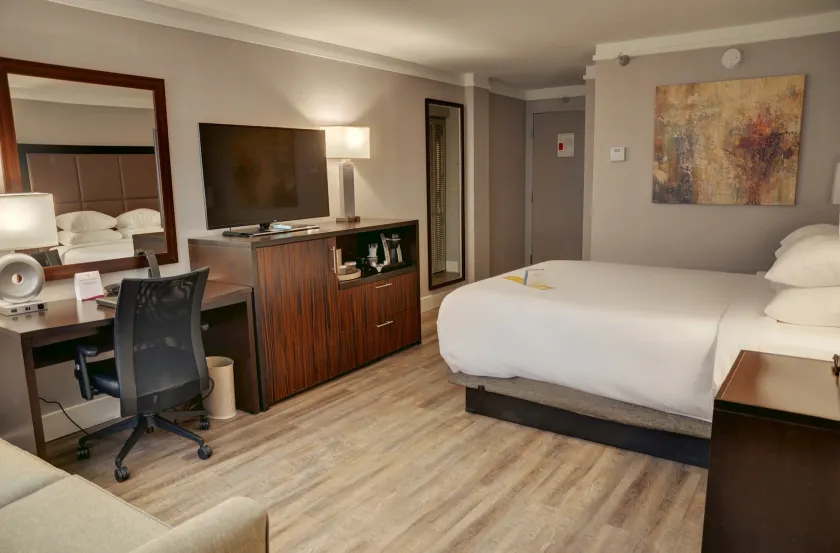 Crowne Plaza Knoxville Downtown University by IHG - Room
