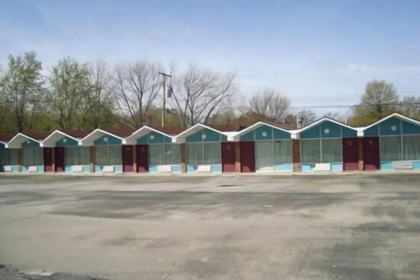 Gray Plaza Motel West Frankfort - Image 1