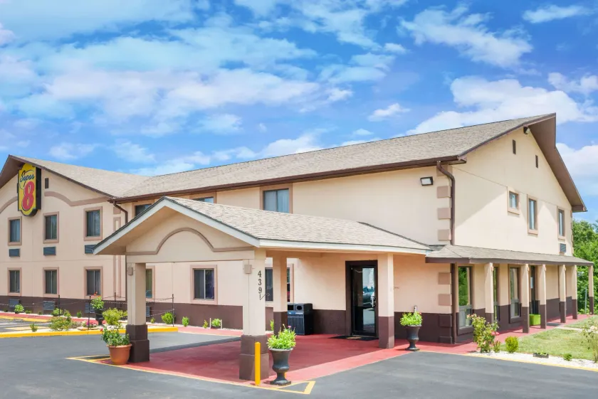 Super 8 by Wyndham Warrensburg - Image 1