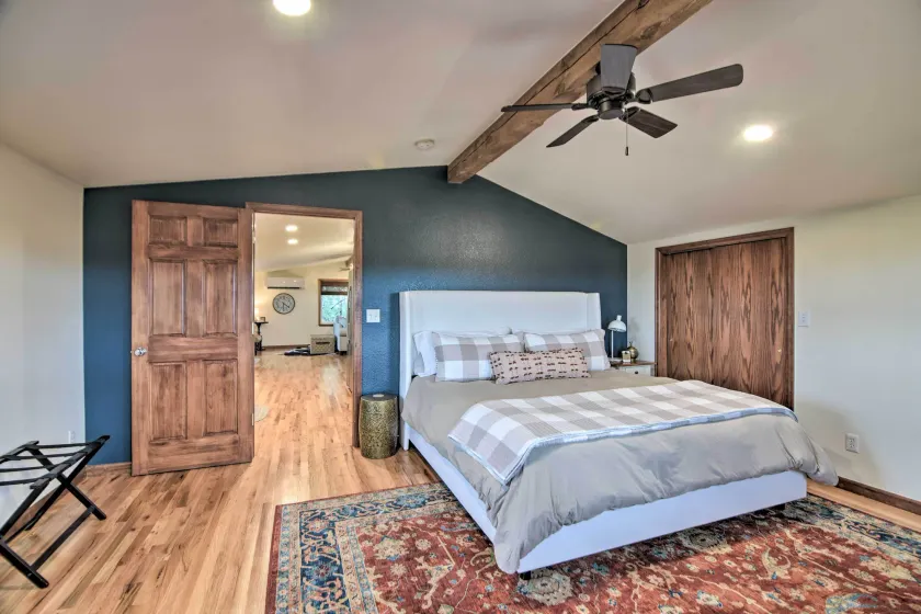 Lovely Barn Loft w/ Mountain Views on Horse Estate - Room